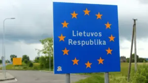 Lietuvos Respublikos pasienio ženklas su Europos Sąjungos žvaigždėmis, simbolizuojantis valstybės istorinį kelią.