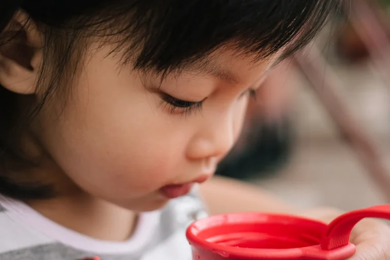 Kaip įpratinti vaiką gerti vandenį: specialistų patarimai tėvams