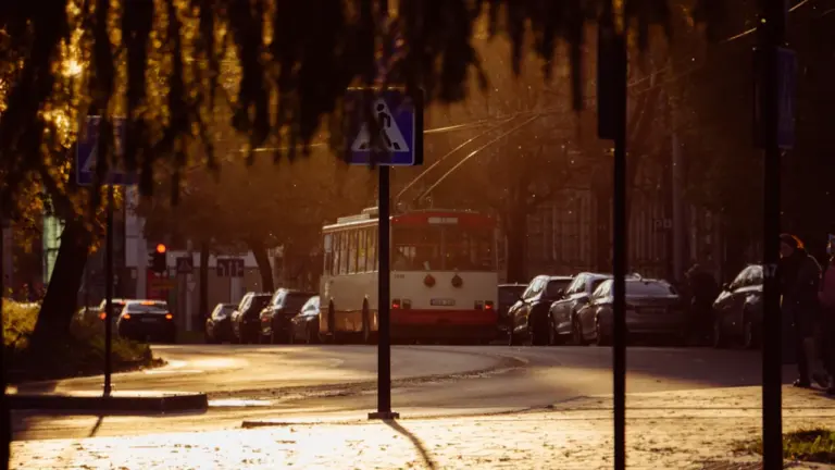 Autobusas važiuoja gatve Vilniuje, keičiantis viešojo transporto tvarkaraščiams rugpjūčio mėnesį.