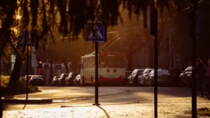 Raudonas miesto autobusas važiuoja gatve Vilniuje, ruošiantis galimiems viešojo transporto streikams.