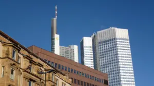 Modernūs verslo pastatai danguje, atspindintys finansų institucijų aplinką Europos mieste.