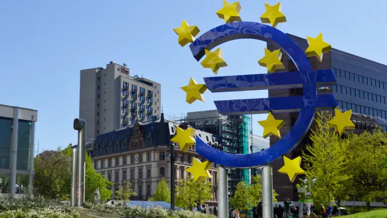 Didelis euro simbolis su žvaigždėmis Europos centrinio banko būstinės fone Frankfurte.
