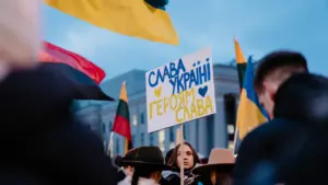 Lietuvos gyventojai su Ukrainos vėliavomis ir plakatais dalyvauja solidarumo akcijoje Vilniaus centre.
