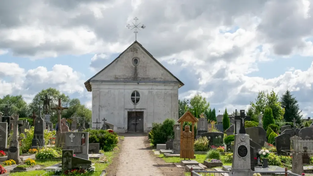Kodėl Lietuvoje kapines lanko ir lapkričio 1-ąją, ir 2-ąją